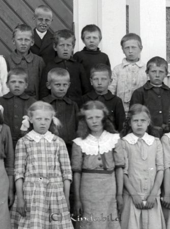 Skolkort vid Stjärneboskolan
godj
Skolkort vid Stjärneboskolan 1915
Grupporträtt med tolv barn från större bild
Nyckelord: Skolkort Stjärneboskolan