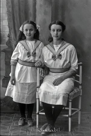 Hansson Rödingsnäs
godj
Hansson Rödingsnäs
Grupporträtt med två barn
gepe
Från vänster Ellen Kristina född 1903 och Olga Karolina född 1901, döttrar till brukare Anders Viktor Hansson och Ingegerd Karlsson från Rödningsnäs. Ellen gifte sig med Paul Johansson och de bodde i Emilslund Kisa. Hon bodde på Danboms väg 2 när hon avled 2000.
Källa: Folkräkning 1910.
Nyckelord: Hansson Rödingsnäs