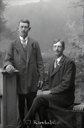 Gideon Eriksson Kisa
godj
Gideon Eriksson Kisa
Grupporträtt mrf två män
Nyckelord: Gideon Eriksson