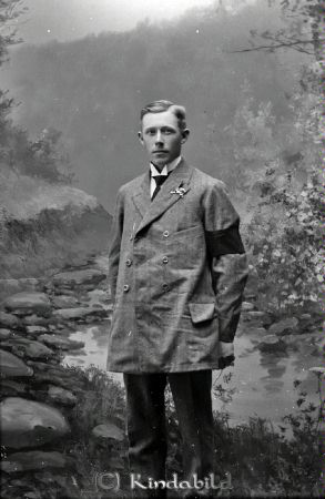 Tor Boberg Kjettestorp
godj
Tor Boberg Kjettestorp

raja
Vi tänker att Morfar har svart sorgeband på för hans mama Helena Sofia Boberg dog i 1914 och att märket på kavajen är bekräftelse på ett medlemskap i Blåbandsförbundet. 
Källa: epowell
Nyckelord: Boberg Kjettestorp