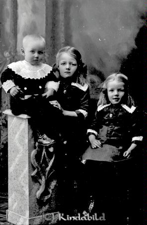 A Patriksson Lindsberg Tidersrum
godj
A Patriksson Lindsberg Tidersrum
Grupporträtt med tre barn
Barnen Edit, Ellen och Carl
Nyckelord: Patriksson Lindsberg