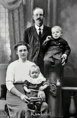 Karl Gustafsson Kråkarp Tidersrum
godj
Karl Gustafsson Kråkarp Tidersrum
Grupporträtt med en man en kvinna och två barn

raja
Arrendator Karl Gustaf Gustafsson född 1879 i Horn med hustru Ottilia Amalia Gustafsson född 1893 i Kisa. Barn: John Einar född 1912 och Ingeborg Linnea född 1914. De flyttade till Horn 1917.
Källa: Kyrkoarkiv Tidersrum 
Källa: Gerd Pettersson 

Nyckelord: Gustafsson Kråkarp