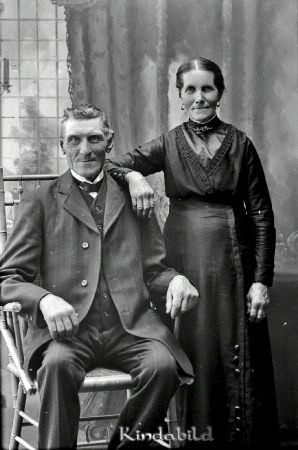 G Jakobsson Skördefall
godj
G Jakobsson Skördefall
Grupporträtt med en man och en kvinna

raja
Erik Gustav Jakobsson född 1848 i Malexander och Kristina Lovisa Svensson född 1891 i Kisa.
Dottern hette Annie. Hon var gift med Gillis Karlsson. 
Källa: Gerd Pettersson

Nyckelord: Jakobsson Skördefall