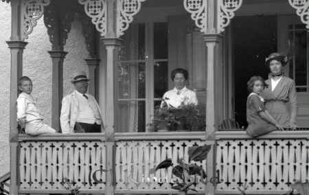 Hus med veranda och grupporträtt med fem personer
godj
Hus med veranda och grupporträtt med fem personer

raja
Kan vara Hälltorp under kisa Prästgård. 
raja
Där bodde 1915 kronolänsman Bengt Holmstedt
med fru och dotter.
Källa: Kyrkoarkiv Kisa 
Källa: Gerd Pettersson

Nyckelord: Hus med veranda