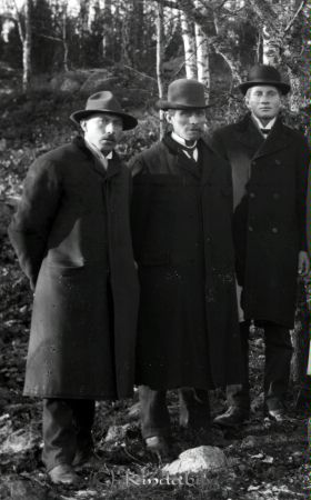 Grupporträtt med tre män i skogen
godj
Grupporträtt med tre män i skogen
Nyckelord: Grupporträtt