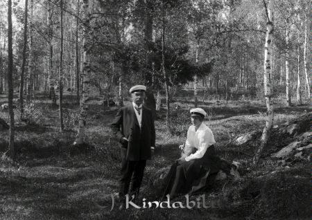 Grupporträtt med en man och en kvinna i skogen
godj
Grupporträtt med en man och en kvinna i skogen
Nyckelord: Grupporträtt
