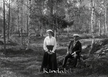 Grupporträtt med en man och en kvinna i skogen
godj
Grupporträtt med en man och en kvinna i skogen  
Med studentmössor
Nyckelord: Grupporträtt