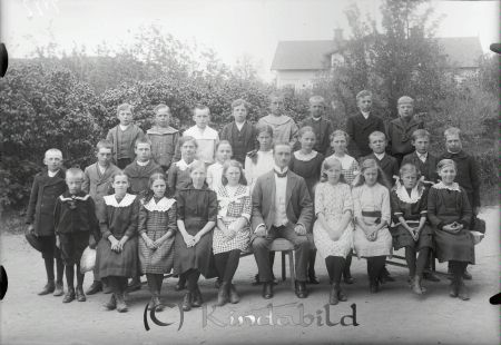 Grupporträtt Skolklass med 28 elever och en lärare
godj
Grupporträtt Skolklass med 28 elever och en lärare
Framför skolan i V Eneby
Nyckelord: Grupporträtt Skolklass