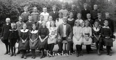 Grupporträtt Skolklass med 28 elever och en lärare
godj
Grupporträtt Skolklass med 28 elever och en lärare
Framför skolan i V Eneby
Nyckelord: Grupporträtt Skolklass