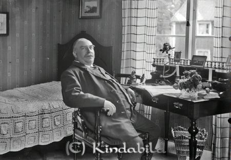 W Wiss Kisa sitter hemma i rummet vid skrivbordet
godj
W Wiss Kisa sitter hemma i rummet vid skrivbordet
Interiör
Nyckelord: Wiss Kisa