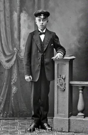 Lindvall Kjettestorp
godj
Lindvall Kjettestorp

raja
Karl Einar Lindvall född 1901 i Kisa, son till folkskollärare Karl Edvard Lindvall. 
Källa: Gerd Pettersson 

Nyckelord: Lindvall Kjettestorp