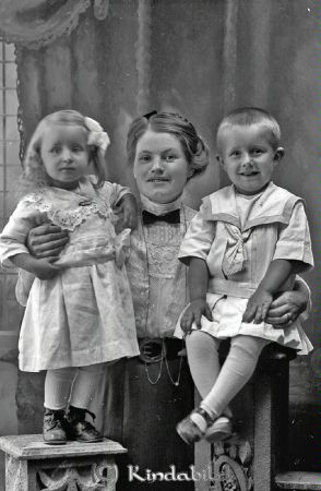 Fru Lyfvén Kisa
godj
Fru Lyfvén Kisa
Grupporträtt med en kvinna och två barn

raja
Elin Lywén (1884-1970) med sonen Tage till höger (1911-2000).
Källa: Sv dödbok 
Källa: Gerd Pettersson

Nyckelord: Lyfvén Kisa