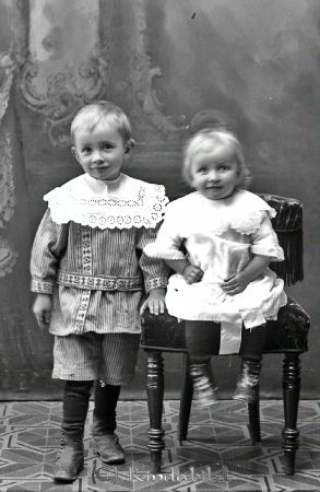 Enok Samuelsson Falla Horn
godj
Enok Samuelsson Falla Horn
Grupporträtt med två barn

raja
Karl Folke Daniel Samuelsson född 1912 och Karin Maria född 1914, barn till Enok Samuelsson född 1877 i Norra Vi och Amanda Maria Frode född 1875 i Kisa.
Källa: Kyrkoarkiv Horn 
Källa: Gerd Pettersson

Nyckelord: Samuelsson Falla