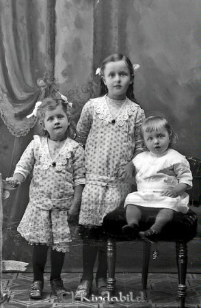J A Svensson Rummemåla Horn
godj
J A Svensson Rummemåla Horn
Grupporträtt med tre barn

raja
Ally Margit född 1909, Dagmar Svea Viola född 1912 och John Manne Harry född 1913 alla i Horn. Barn till Jacob Axel Svensson född 1858 i Västra Eneby och hans hustru Paulina Josefina Nilsson född 1873 i Kisa.
Källa: Arkiv Digital, församlingsbok Horn 
Källa: Gerd Pettersson

Nyckelord: Svensson Rummemåla