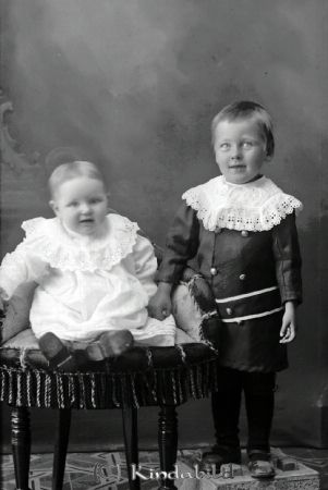 Oskar Karlsson Linneryd Malexander
godj
Oskar Karlsson Linneryd Malexander
Grupporträtt med två barn

raja
Barn till Sven Oskar Karlsson född 1880 i Västra Eneby och Maria Alida Andersson född 1888 i Västra Eneby.
Sonen Axel Josef Valentin född 1912 i Malexander. Dottern Edit Susanna Kristina född 1914 
Familjen bodde i Linnevad under Linneryd Månhult till 1919. Flyttade då till Örsebo Kisa.
Syskon:
Ester Asta Ejva född 1916
Bror Gösta Sigurd född 1920
1923 flyttade familjen till Västra Eneby
Källa: Folkräkning 1860-1947
Källa: Gerd Pettersson

Nyckelord: Karlsson Linneryd