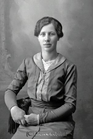Gerda Olsson Fermestorp Tidersrum
godj
Gerda Olsson Fermestorp Tidersrum

raja
Gerda Josefina Olsson född 1898 i Tidersrum.
Hon var dotter till Anders Gustav Olsson och Hildur Axelsson.
Gifta 1895
Barn:
Gunhild (Karlsson )född 1893 
Ester Lovisa född 1895
Gerda Josefina född 1898
Anders David född 1902
Axel Rickard född 1904
Karl Harald född 1910
Källa: Kyrkoarkiv Tidersrum 
Källa: Gerd Pettersson


Nyckelord: Olsson Fermestorp