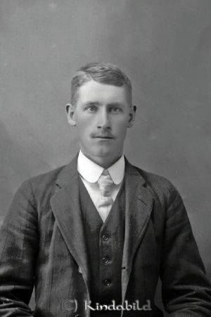 Ernst Gustafsson Högtomta Kisa
godj
Ernst Gustafsson Högtomta Kisa

raja
Ernst Gustaf Julius Gustafsson född 1888 son till F O Gustafsson och Kristina född Johanson. �?gare till Högtomta 1 från 1910. Ernst övertog gården 1935.
Källa: Sv Gods och Gårdar. 
Källa: Gerd Pettersson 

Nyckelord: Gustafsson Högtomta