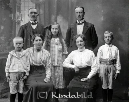 Gilberts & Noréns Kisa
godj
Gilberts & Noréns Kisa
Grupporträtt med två män två kvinnor och tre barn

raja
Se bild Stahre - 7183 
Källa: kurtove

raja
Till vänster familjen Gilbert Svensson 
hustrun Selma Augusta född Nilsson och barnen Ester Margareta född 1902 och Sven Axel född 1907. Här har de antagit efternamnet Gilbert.
Källa: kyrkoarkiv Kisa Församlingsbok 1913-1929. 
Källa: Gerd Pettersson

Nyckelord: Gilberts och Noréns Kisa