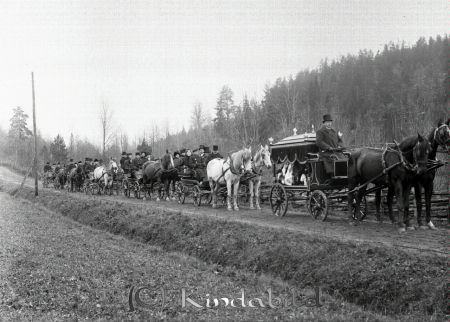 Begravningståg
godj
Begravningståg
Kortege med sex hästvagnar på landsväg
Jag tror att detta är: 3 aug 1915. Gästgivare C J Andersson (Carl Johan Alfred) Haga. 28/12 1839 - 3/ 1915. Kisa Gästgivaregård.
Nämndeman 1857 - 1893.
Kommunalordförande 1876 - 1895.


 Kommunalordförande 1876 - 1895.
Nyckelord: Begravningståg