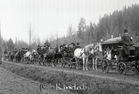 Begravningståg
godj
Begravningståg
Kortege med sex hästvagnar på landsväg

Jag tror att detta är: 3 aug 1915. Gästgivare C J Andersson (Carl Johan Alfred) Haga. 28/12 1839 - 3/ 1915. Kisa Gästgivaregård.
Nämndeman 1857 - 1893.
Kommunalordförande 1876 - 1895.

Nyckelord: Begravningståg