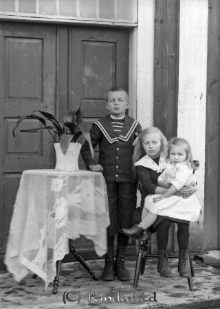 V Setterdahl Sätra Oppeby
godj
V Setterdahl Sätra Oppeby
Grupporträtt med tre barn

raja
Barn till Viktor Setterdahl Sätra Oppeby.
Karl Ragnar Emanuel född 1906
Anna Hilma Viktoria född 1908
Ragnhild Margareta Cecilia född 1913.
Källa: Folkräkning 1910 
Källa: Gerd Pettersson 

Nyckelord: Setterdahl Sätra
