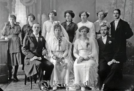 Kindman  etc  Kisa
godj
Kindman  etc  Kisa
Bröllopsporträtt med två brudpar och sju gäster

raja
Dalia Hellman, f i Adelöf 1896, två f v i övre raden 
Brudparen är Axel Kindman, f 1885 och Ellen Nilsson, f 1883 samt Josef Franzen, f 1889 och Maja Granat f 1891. Kortet troligen från Axel och Ellens bröllop på Grand i Kisa december 1915. Josef och Maja gifte sig i April 1915 
Källa: MatsL

raja
Rättelse: Kindman
Tack Nettan och MatsL! 
Källa: Admin
Nyckelord: Kindman