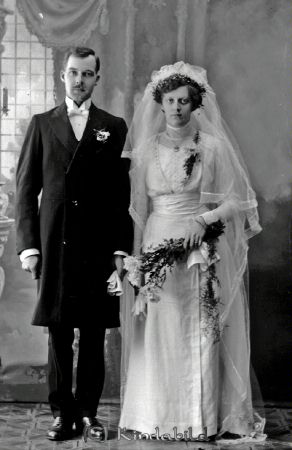 Josef Franzén Södra Vi
godj
Josef Franzén Södra Vi
Porträtt med brudpar

raja
Bruden heter Maria (Maja) Fredrika Granat, f i Gistad 1891, d i Södra Vi 1971. Brudgummen Anders Josef Franzen, f i Oppeby 1889, d i Södra Vi 1947. 
Källa: MatsL

Nyckelord: Josef Franzén