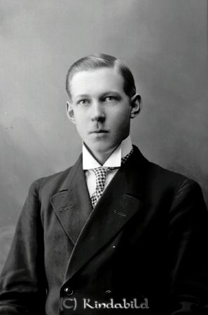 Ture Kindman Kisa
godj
Ture Kindman Kisa

Rättelse: Kindman
Källa: Nettan 

raja
Ture Kindman var född 1893 och dog 1945 i Brokullen Kisa.
Källa: Sv dödbok 
Källa: Gerd Pettersson

Nyckelord: Ture Kindman
