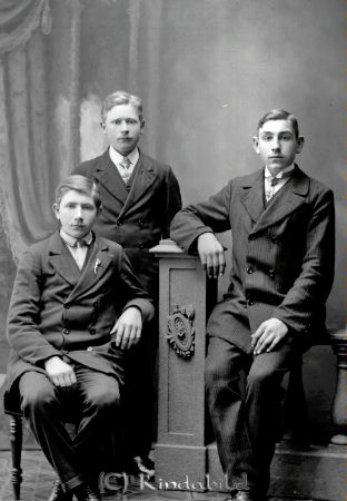 Lindblom Horn
godj
Lindblom Horn
Grupporträtt med tre män

raja
Till höger Gunnar Lindblom född 1898 i Komramåla Södra Vi. 
Källa: Gerd Pettersson

Nyckelord: Lindblom Horn