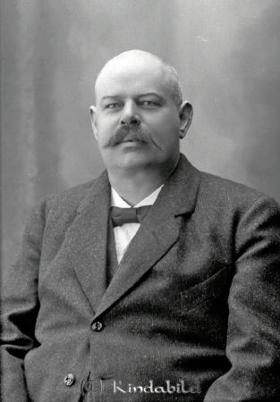 Konrad Salomonsson Kisa
godj
Konrad Salomonsson Kisa

raja
Salomon Konrad född 1873 i Årteflod Tidersrum.
Son till hemmansägaren, gästgivaren och auktionisten Salomon Salomonsson född 1840 och Kristina Karolina Jakobsdotter född 1849 i Kisa.
Källa: Folkräkning 1900 
Källa: Gerd Pettersson

Nyckelord: Konrad Salomonsson