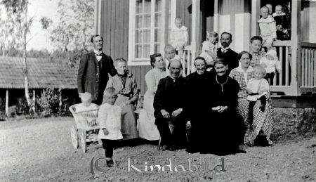 Melker Fall Årteryd Hägerstad
godj
Melker Fall Årteryd Hägerstad
Grupporträtt med nitton personer framför hus

raja
Förmodligen är det gamla paret mitt i bild hemmansägaren Ausgust Gottfrid Fall född 1840 i Hägerstad och hustrun Karolina Sofia Jonsdotter född 1842 i Horn. De hade barnen: Johan Melker föd 1877 i Hägerstad, Anna Elisabet född 1880 i Hägerstad och Karl Eliot född 1884 i Hägerstad.
Källa: Svar Folkräkning 1900. 
Källa: Gerd Pettersson

Nyckelord: Melker Fall