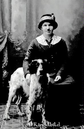 Ellen Strid Råstorp Kisa   majoren
godj
Ellen Strid Råstorp Kisa   majoren
Porträtt med kvinna och en hund

raja
Elin Strid född 1891 i Horn. Tjänare hos Gyllenhammar i Råstorp.
Källa: Kyrkoarkiv Kisa 
Källa: Gerd Pettersson

Nyckelord: Strid Råstorp