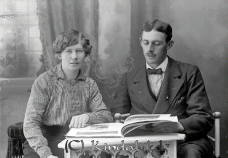 Gillis Larsson Kisa
godj
Gillis Larsson Kisa
Grupporträtt med en man och en kvinna

raja
Gillis Larsson född 1889 i Kisa och Helga Natalia Sofia Norell född 1891 i Ålem, Kalmar län. Familjen bodde i Fridensborg Kvarngatan 2 Kisa. 
Källa: Gerd Pettersson

Nyckelord: Gillis Larsson