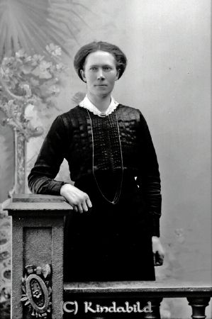 Maria Patriksson Kisa
godj
Maria Patriksson Kisa

raja
Maria Sofia född 1882 i Ekäng Vimantorp.
Gift 1969 med byggmästaren Karl Svensson född 1893. Enl reportage i �?C utnämndes paret till sommarens brudpar i �?stergötland. 
Källa: Gerd Pettersson


Nyckelord: Maria Patriksson