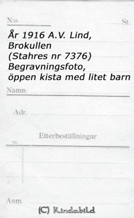 A V Lind Brokullen
A V Lind Brokullen
öppen kista med litet barn
Nyckelord: Begravningsfoto
