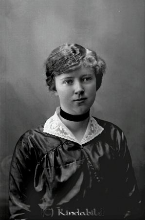 Laura Svensson - Adlerskog
godj
Laura Svensson, ogift. Sjuksköterska i �?rnsköldsvik. �?terkom till Kisa, bodde tillsammans med sina syskon Gusten och Ture Alskog (Adlerskog?) Född 1894. Syskonen var Hugo - Ture - Gusten och Laura 

raja
Laura Elisabet Svensson död 1981 i Kisa. Begravd på kyrkogården i V.Eneby 
Källa: amals
Nyckelord: Svensson Adlerskog