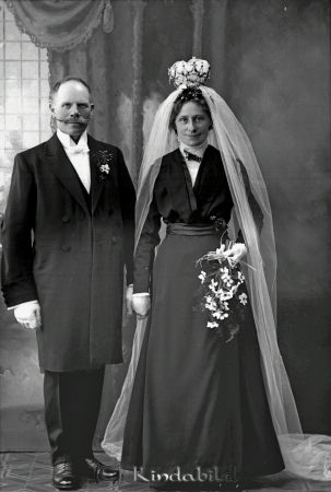 Axel Karlsson Boda Hägerstad
godj
Axel Karlsson Boda Hägerstad
Porträtt med brudpar

raja
Karl Axel Karlsson född 1871-08-30 från Boda och Emma Charlotta Eriksson född 1878, hemmadotter från Bröth.
Båda makarna dog 1957 i Boda Uppgård.
Källa: Vigselbok Hägerstad 
Källa: Gerd Pettersson

Nyckelord: Karlsson Boda