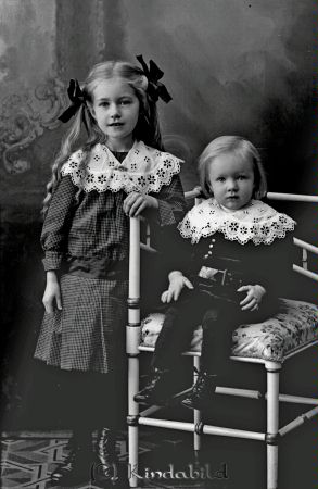 Siri och Evald Karlsson Kisa
godj
Siri och Evald Karlsson Kisa
Grupporträtt med två barn

raja
Barn till handlande N V Karlsson, Kisa.
 Evald "NV" Karlsson, född 1913 i Kisa. Fadern hade speceriaffär i Kisaborg.
 Evald arbetade som bilmontör. Hade också leksaksaffär i Kisaborg.
 Gift med Agnes.
 Jobbade på biografen Hjorten och rev biljetter.
 Källa: Fram och tillbaka fotbollens första 50 år i Kisa.
Källa: Gerd Pettersson
Nyckelord: Siri och Evald