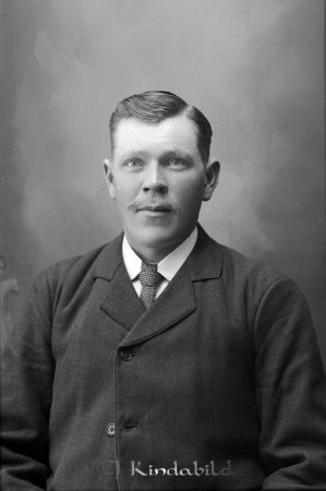Arvid Larsson  Emtefall  Ulrika
godj
Arvid Larsson  Emtefall  Ulrika 

raja
Född 1885 iStora Emtefall Ulrika, död 1962 i Slycke Västra Eneby.
Gift 1924 med Gerda Margareta Karlsson född 1894 i Slycke.
Barn:
Gunnar född 1924
Svea född 1927
Urban född 1931
Torgny född 1934
Källa; Familjer och Gårdar i Ulrika 
Källa: Gerd Pettersson 

Nyckelord: Larsson Emtefall
