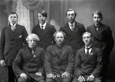 Axel Svensson Sveaborg Gullringen
godj
Axel Svensson Sveaborg Gullringen
Grupporträtt med sju män
Nyckelord: Svensson Sveaborg