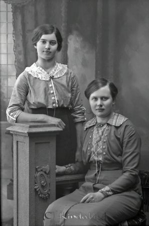 Gerda Gustafsson Wallingdal Hycklinge
godj
Gerda Gustafsson Wallingdal Hycklinge
Grupporträtt med två kvinnor

raja
Den stående kvinnan till vänster är Gerda Gustavsson.Levde 1896-1978. Gift 1916 med Karl Fridh från Bredal i Hycklinge. Paret flyttade 1924 till Sturefors.
Källa: jonssonbristi
Nyckelord: Gustafsson Wallingdal