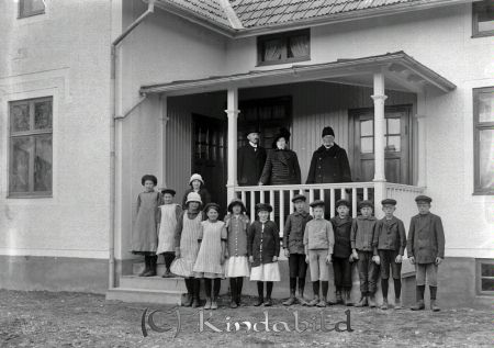 Grupporträtt med tretton barn och tre vuxna framför hus
godj
Grupporträtt med tretton barn och tre vuxna framför hus
Troligen en skolklass och lärare framför skolan
Nyckelord: Grupporträtt hus