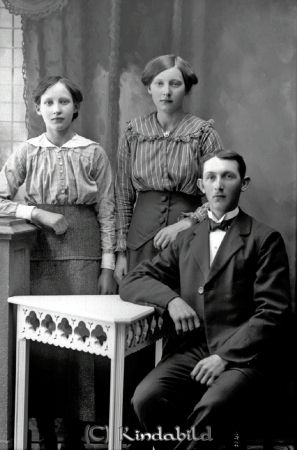 Gillis Andersson Lumpmålen Malexander
godj
Gillis Andersson Lumpmålen Malexander
Grupporträtt med en man och två kvinnor

raja
Gillis Andersson född 1894 i Malexander, son till A V Andersson och Anna Lovisa Leandersdotter.
Han gifte sig 1919 med Hilda Ottilia Stare från Vika i Dalarna. De flyttade till Åsbo.
Förmodligen hans systrar Ester Ida Elisabet född 1898 och Anna Sofia Rut född 1901.
Källa: Hfl Malexander 1914-1934 
Källa: Gerd Pettersson

Nyckelord: Andersson Lumpmålen