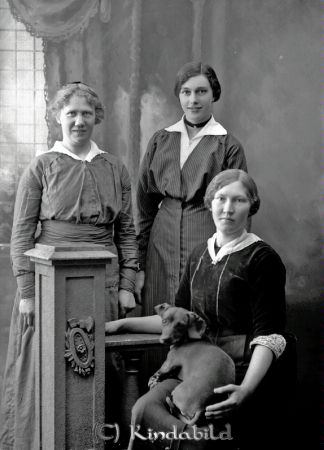 Edith Johansson Tomestorp
godj
Edith Johansson Tomestorp
Grupporträtt med tre kvinnor
Nyckelord: Johansson Tomestorp