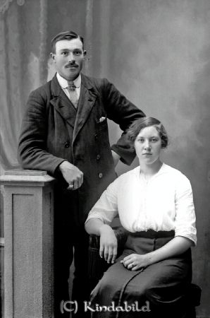 Arvid Kastman Falkemåla  Kisa
godj
Arvid Kastman Falkemåla  Kisa
Grupporträtt med en man och en kvinna

raja
Arvid Kastman född 1888 i Odensvi och Hilda Katarina Andersson född 1894 i Västra Eneby. Troligtvis Bröllopsfoto eftersom de gifte sig och fick dottern Svea Elisabet samma år.
Källa: Kyrkoarkiv Västra Eneby 
Källa: Gerd Pettersson 

Nyckelord: Kastman Falkemåla