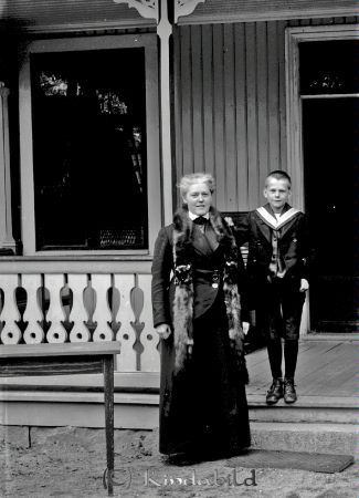 Fru Berg Häradshammar
godj
Fru Berg Häradshammar
Grupporträtt med en kvinna och ett barn
Nyckelord: Berg Häradshammar