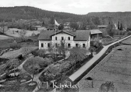 Kyrkskolan Västra Eneby
godj
Kyrkskolan Västra Eneby  bild från kyrktornet

raja
Kantor och folkskolläraren Johan August Emanuel Rüdeberg född 1885 i Östra Korsberga kom till Klockaregården 1913 och flyttade 1922.
 Han efterträddes då av kantor Ragnar Larsson född 1896 i Västra Eneby. Han kom närmast från Djursdala.
 "Mor Fias Hus" upp till vänster.
 Källa: Studiegruppen hembygdsgården och Kyrkoarkiv Västra Eneby. 
Nyckelord: Kyrkskolan Västra Eneby