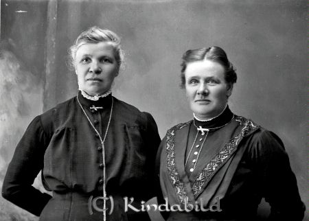 Jenny Svensson Sundstorp Horn
godj
Jenny Svensson Sundstorp Horn
Grupporträtt med två kvinnor

raja
Evangelisterna Betty och Jenny.
Kortet taget 20 maj 1916. Uppgiftslämnare på 1970-talet Karin Pettersson f Stahlin 1901 i Långebro. 
Källa: anna helldorff
Nyckelord: Svensson Sundstorp