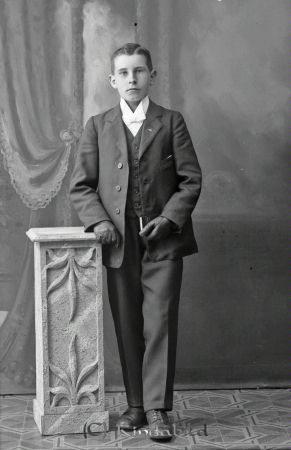 Erik Karlsson Lindhylta Ulrika
godj
Erik Karlsson Lindhylta Ulrika

raja
Erik August Hjalmar Karlsson född 1902 i Kisa. 
Källa: Gerd Pettersson

Nyckelord: Karlsson Lindhylta
