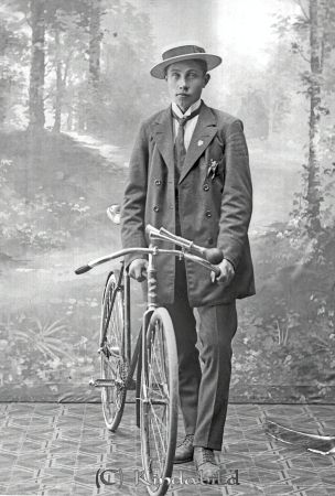 Holsten Tidlund Verfveln
godj
Holsten Tidlund Verfveln
Porträtt med person och cykel

raja
Robert Holsten Tidlund född 1893 i Sörstugan Västra Eneby, son till torpare Erik Gustaf Tidlund. 
Källa: Gerd Pettersson 

Nyckelord: Holsten Tidlund